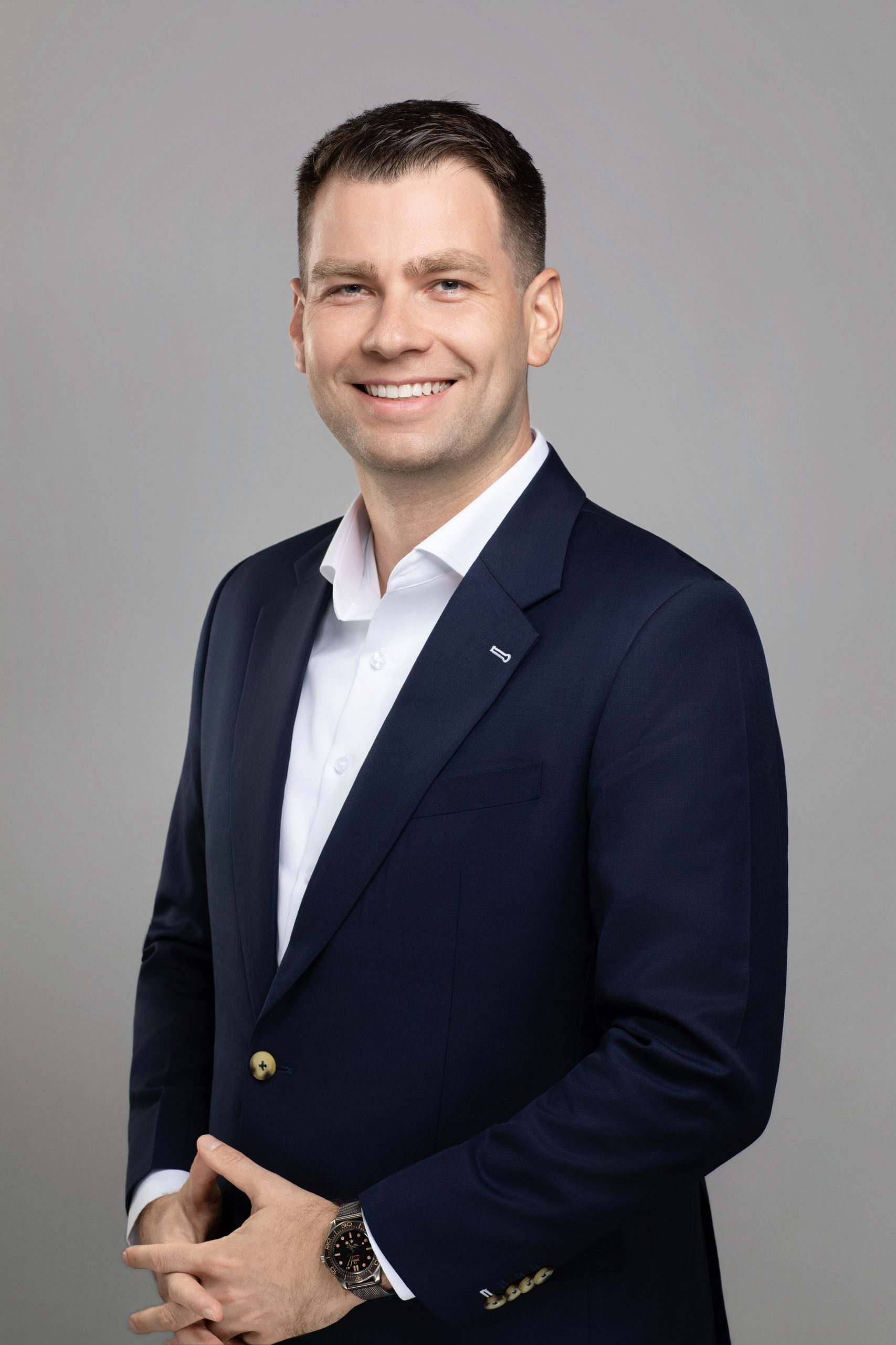 Berater für Auswanderung nach Zypern im Anzug